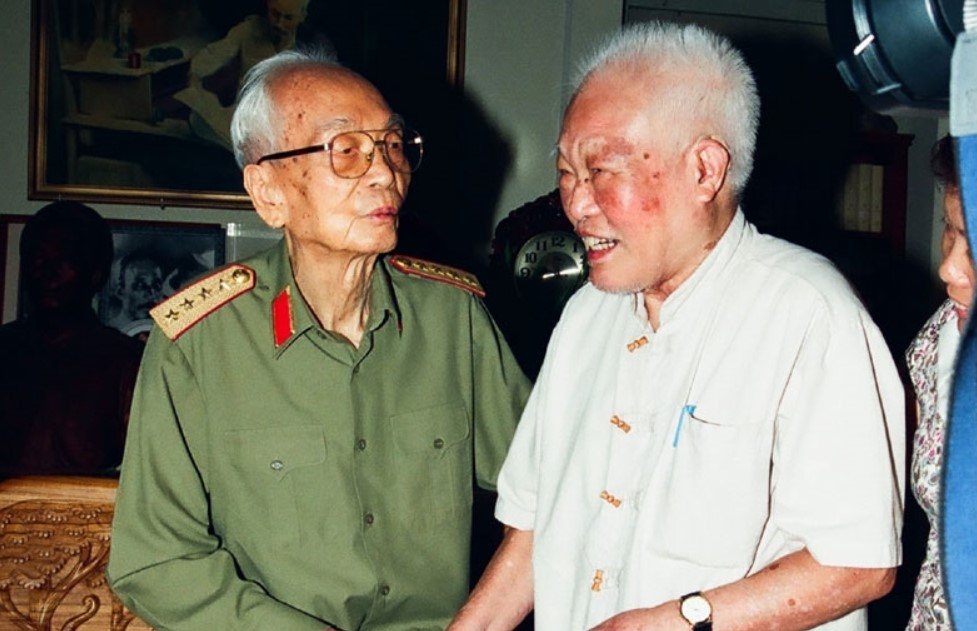 Đại tướng Võ Nguyên Giáp với nguyên Bí thư Thành ủy Hà Nội Nguyễn Văn Trân